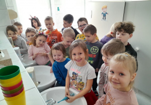 Dzieci podczas doświadczenia "Oszczędzamy wodę podczas mycia zębów"