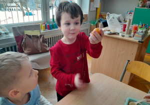 Dzieci tworzą marakasy