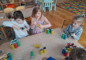 Dzieci tworzą papierowe klocki