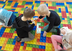 Dzieci podczas zabaw rozwijających percepcję wzrokową