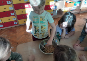 Dzieci robią przysmaki z ziaren dla ptaków