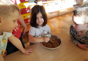 Dzieci robią przysmaki z ziaren dla ptaków