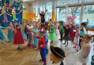 Dzieci tańczą na Balu Karnawałowym