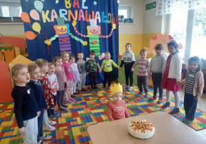 Dzieci świętują urodziny koleżanki