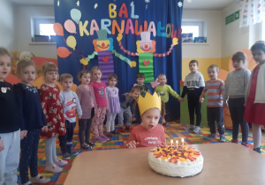 Dzieci świętują urodziny koleżanki