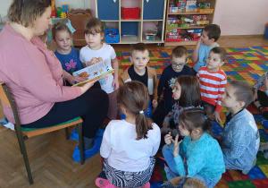 Mama Marceliny czyta dzieciom "Polskie przysłowia"