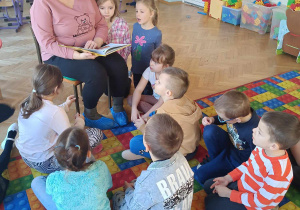 Mama Marceliny czyta dzieciom "Polskie przysłowia"
