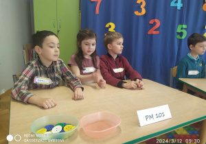 Dzieci podczas konkursu matematycznego