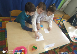 Dzieci układają obrazek z figur geometrycznych