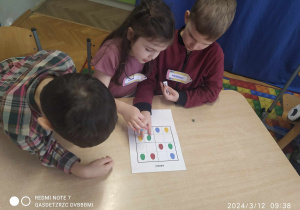 Dzieci rozwiązują sudoku