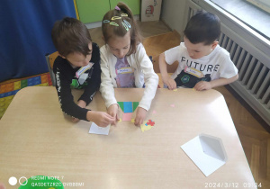 Dzieci układają obrazek z figur geometrycznych