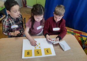 Dzieci rozwiązują zadanie matematyczne