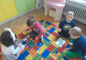 Dzieci układają kosmiczne puzzle