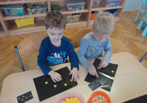 Dzieci układają gwiazdozbiory
