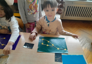 Dzieci układają gwiazdozbiory