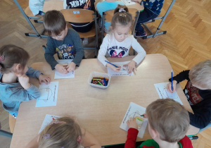 Dzieci rysują marcową pogodę na sylwecie garnka