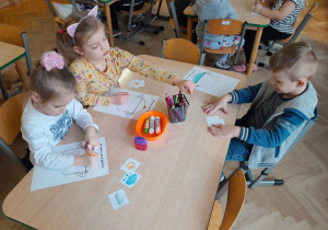 Dzieci rysują marcową pogodę na sylwecie garnka