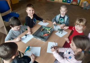 Dzieci podczas zajęć o dinozaurach