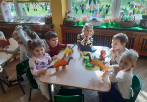 Dzieci tworzą pracę plastyczną - dinozaury