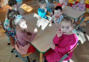 Dzieci degustują paprykę