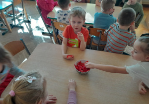 Dzieci degustują paprykę