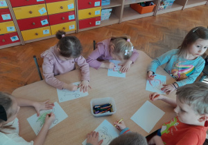Dzieci kolorują rysunek papryki