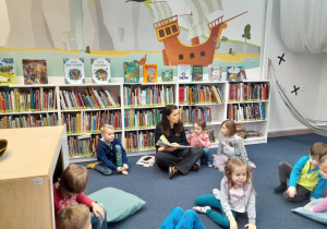 Dzieci słuchają czytanej książki