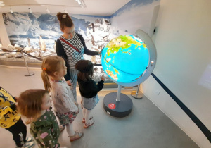 Dzieci podczas zabaw z interaktywnym globusem