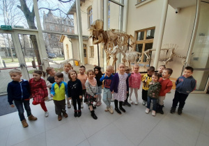 Zdjęcie grupowe podczas wizyty w Muzeum Przyrodniczym