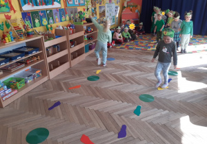 Dzieci uczestniczą w zabawach ruchowych