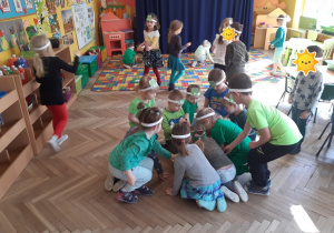 Dzieci uczestniczą w zabawach ruchowych
