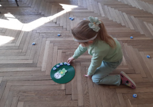 Dzieci uczestniczą w zabawach matematycznych