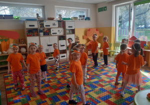 Dzieci podczas zabaw ruchowych z okazji Dnia Marchewki