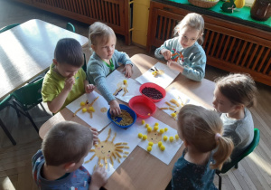 Dzieci tworzą pracę plastyczną - słonko