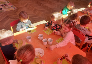 przedszkolaki jedzą ciasto