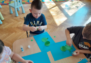 Dzieci tworzą pracę plastyczną - żabę