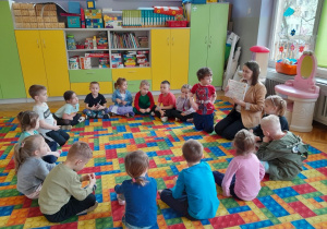 Dzieci słuchają opowieści o skarpetce Fredzi