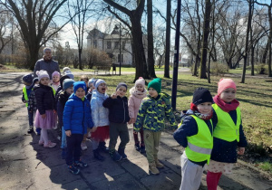 Dzieci podczas spaceru do parku