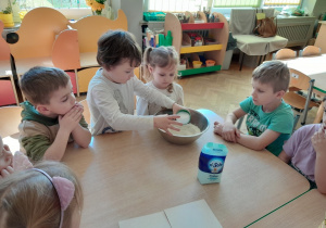 Dzieci mieszają składniki na masę solną