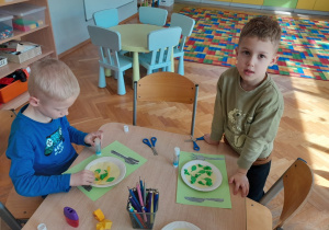 Dzieci tworzą pracę plastyczną - szpinakowe naleśniki