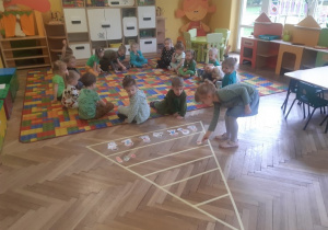 Dzieci układają produkty na Piramidzie Zdrowego Żywienia