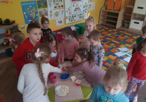 Dzieci degustują produkty mleczne
