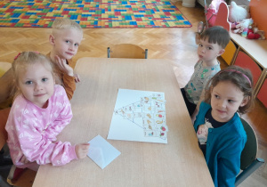 Dzieci układają Piramidę Zdrowego Żywienia