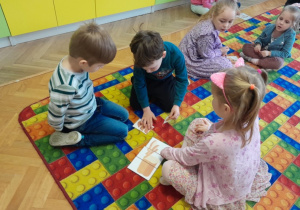 Dzieci układają puzzle z różnymi rodzajami pieczywa