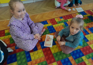 Dzieci układają puzzle z różnymi rodzajami pieczywa