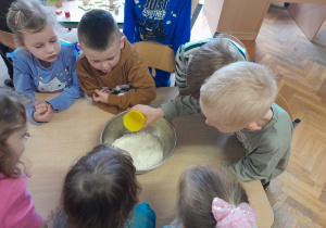 Dzieci mieszają składniki na masę solną