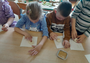 Dzieci lepią z masy solnej różne rodzaje pieczywa