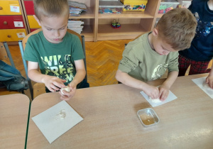 Dzieci lepią z masy solnej różne rodzaje pieczywa