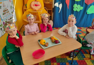 Dzieci segregują produkty na warzywa i owoce