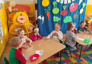 Dzieci szeregują warzywa występujące w wierszu "Na straganie"